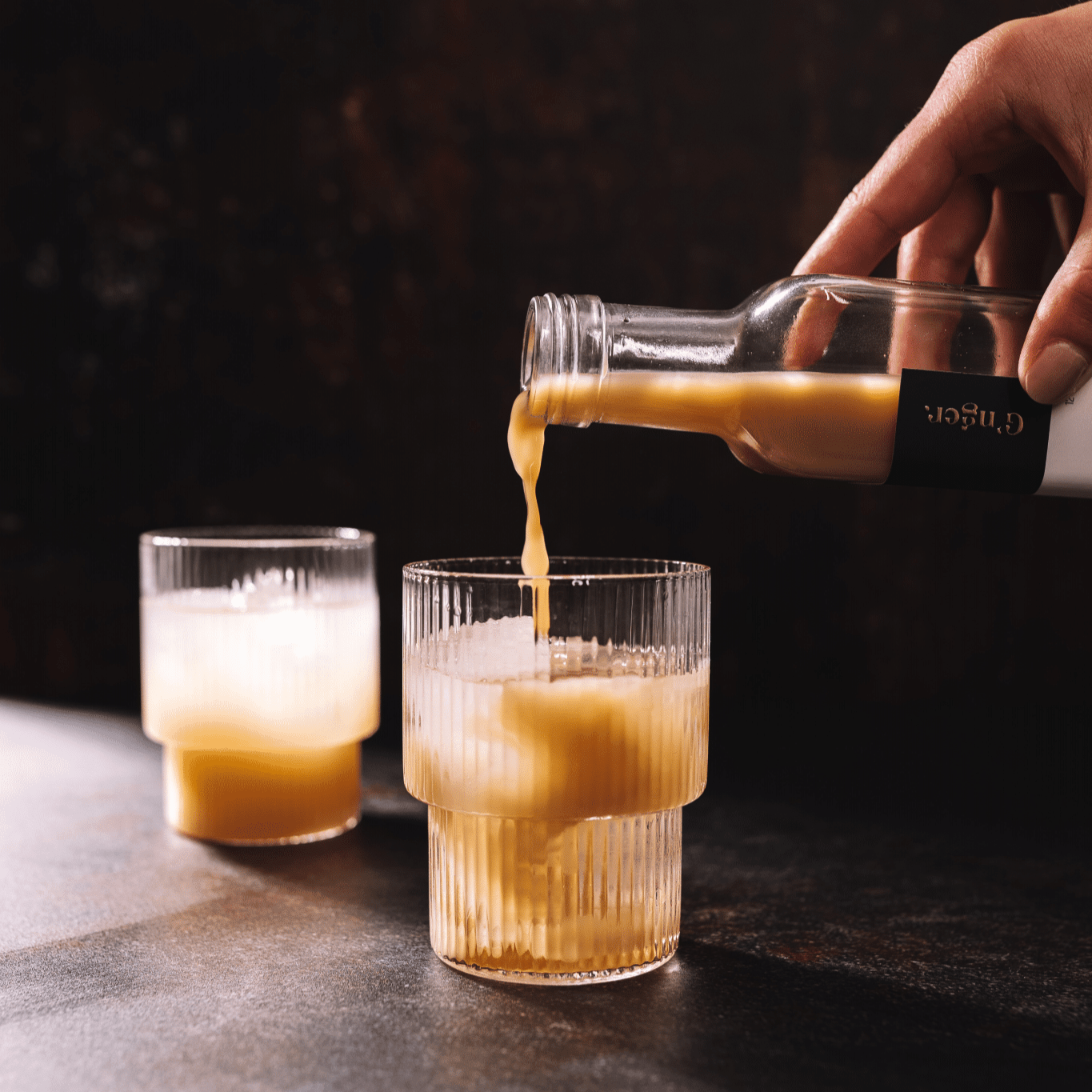 Gemberdrank van G'nger wordt ingeschonken 