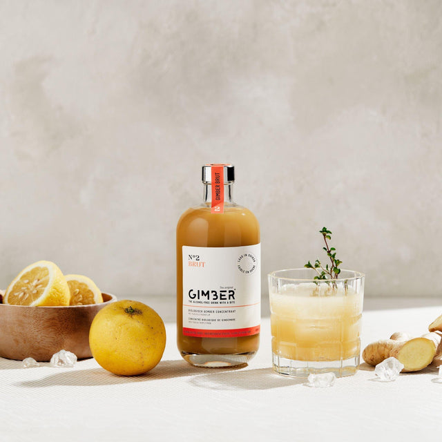 Gemberdrank van Gimber gepresenteerd met ingrediënten 