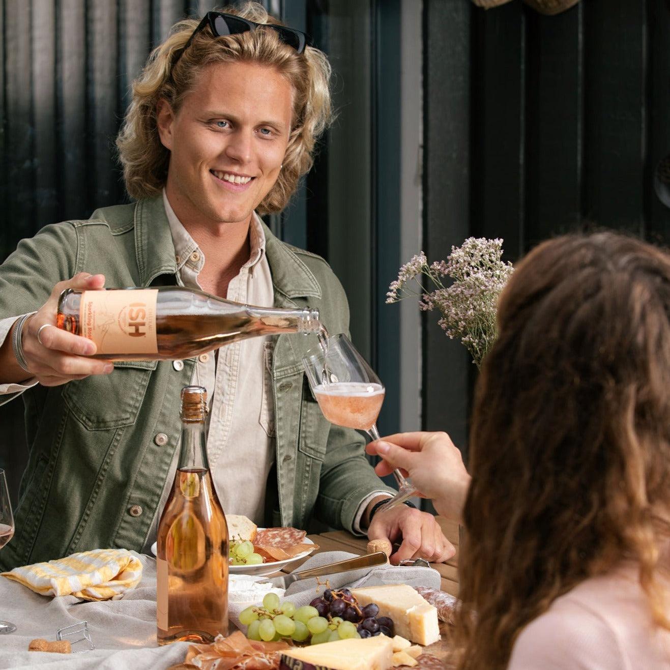 Alcoholvrije sparkling rosé van ISH wordt ingeschonken 
