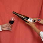 De alcoholvrije rode wijn van Moderato wordt ingeschonken in een glas