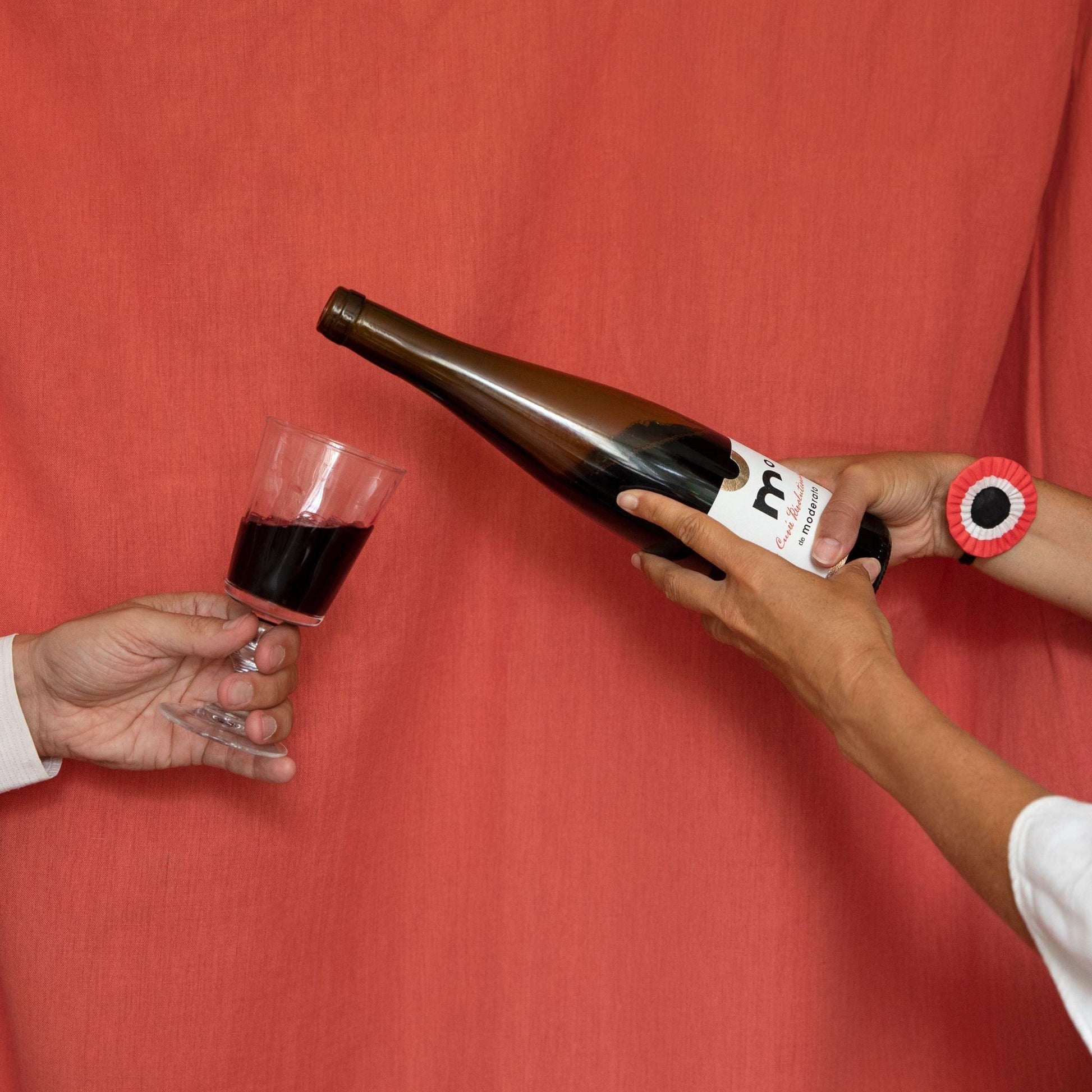 De alcoholvrije rode wijn van Moderato wordt ingeschonken in een glas
