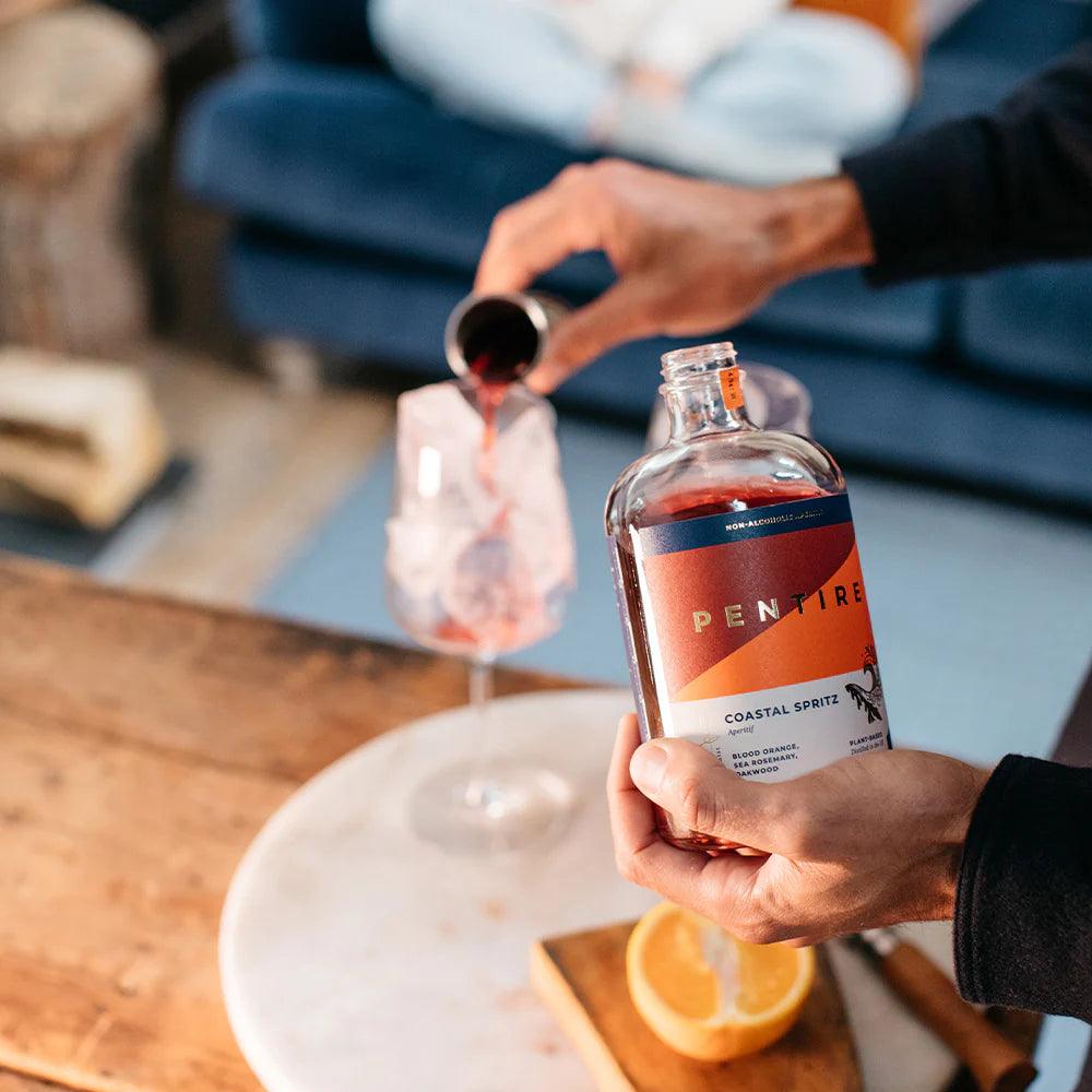 Alcoholvrije drank van Pentire wordt ingeschonken 