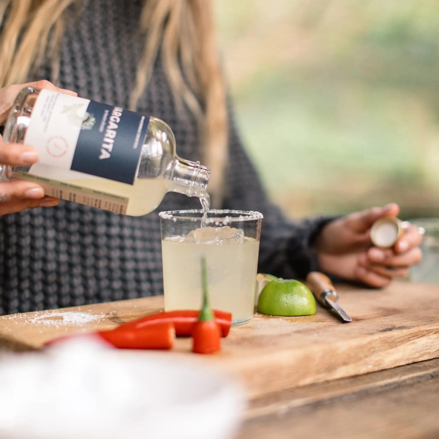 de alcoholvrije margarita wordt ingeschonken om heerlijk te gaan genieten.