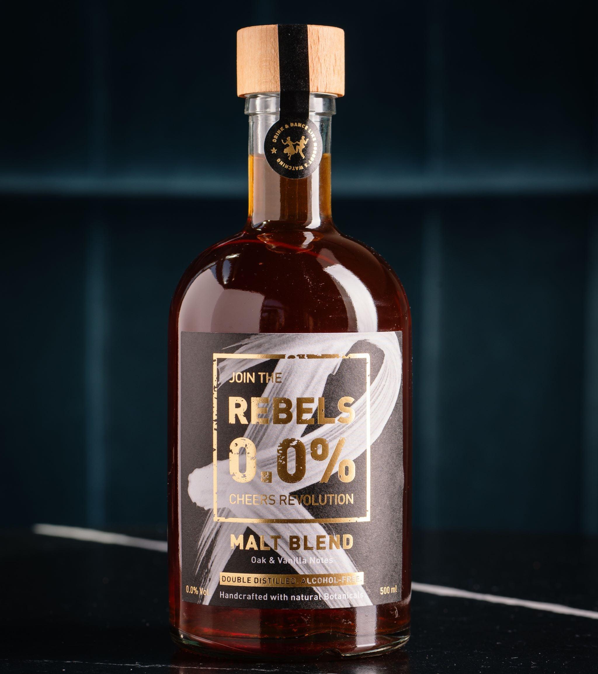 Een Rebels 0.0% Malt Blend met een donkere achtergrond.