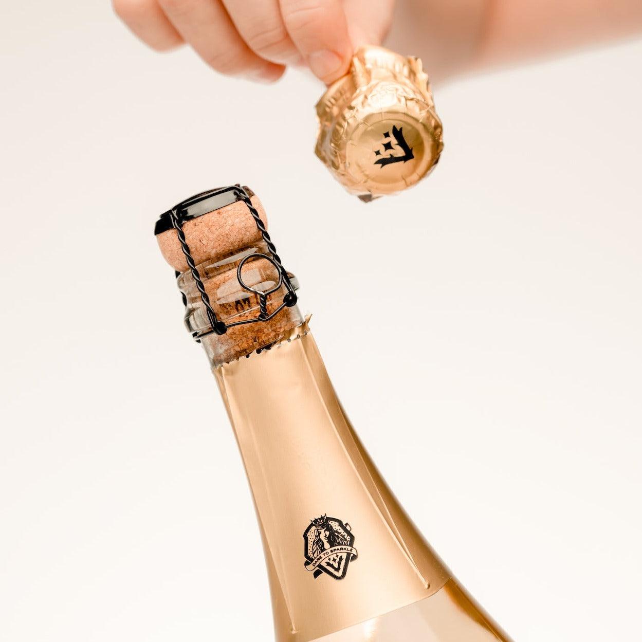 De fles alcoholvrije sparkling rosé wordt opengemaakt 