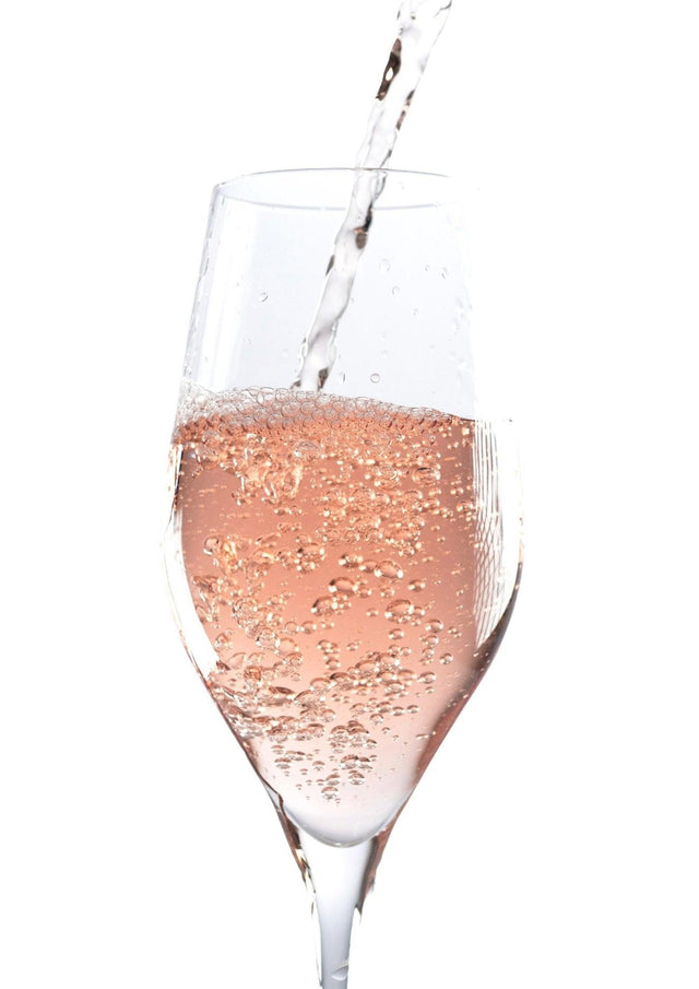 De alcoholvrije sparkling rosé van Vinada wordt lekker ingeschonken