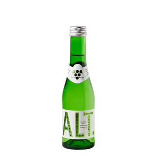 Kleine fles ALT Blanc de Blancs non-alcoholisch op een strakke witte achtergrond.