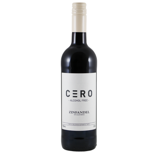 Een rechtopstaande fles CÈRO Alcohol-Free Zinfandel met een strak zwart-wit etiket op een eenvoudige witte achtergrond.