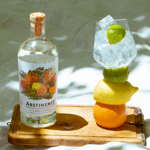 Abstinence Cape Citrus gin-alternatief geserveerd met ijs en citrusgarnering