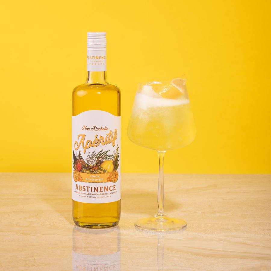Abstinence aperitief geserveerd in een glas met ijs en citroengarnituur