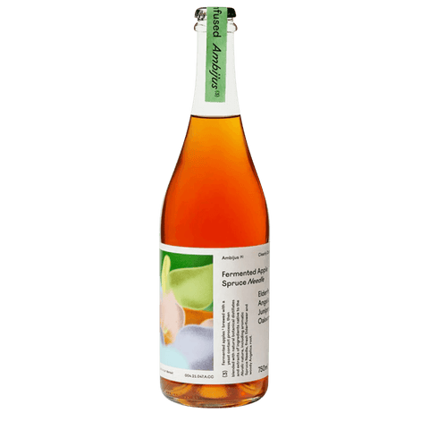 Fles Ambijus cider met een groene dop en een etiket dat overgaat van wit naar oranje, met tekst en afbeeldingen die wijzen op gefermenteerde appel en dennennaalden.