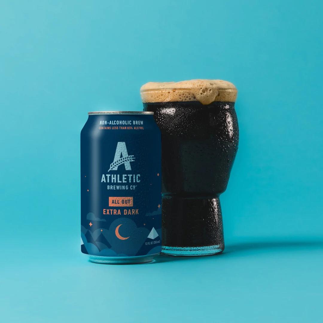 Alcoholvrij bier van Athletic Brewing Co ingeschonken in een glas