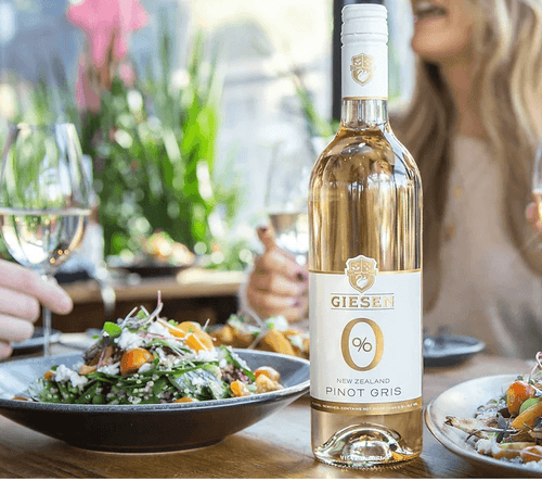 De fles Giesen Pinot Gris op tafel met perfect gecombineerd eten. 