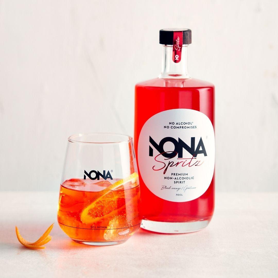 Alcoholvrije drank van NONA, de fles en de drank in glas