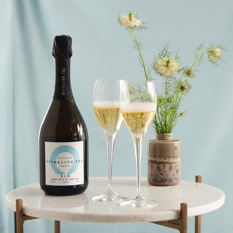 Sparkling tea Bla, de fles en in een glas